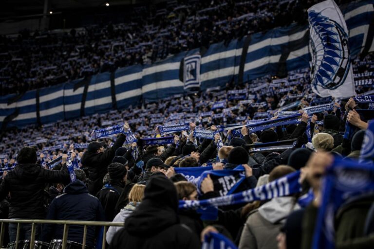 Supporters van KAA Gent in gespannen sfeer voor de Slag om Vlaanderen tegen Club Brugge
