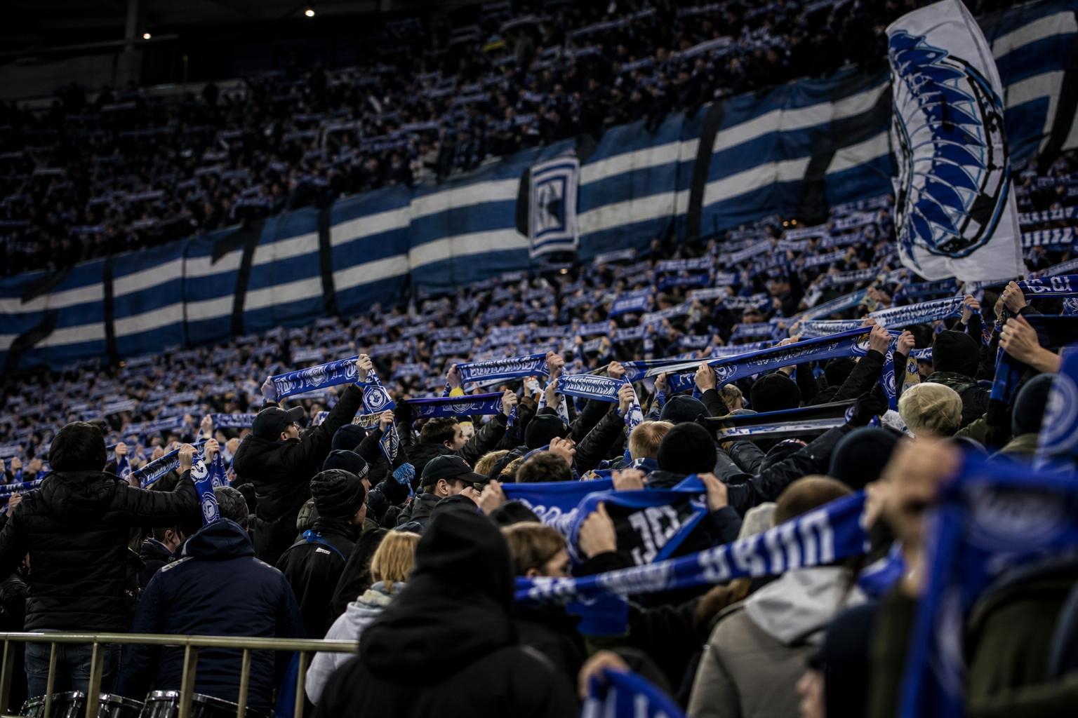 Supporters van KAA Gent in gespannen sfeer voor de Slag om Vlaanderen tegen Club Brugge