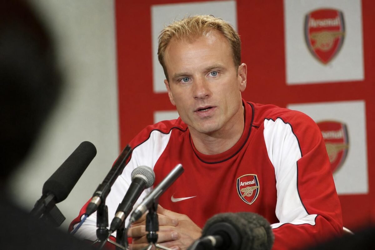 Dennis Bergkamp in een Arsenal-gerelateerde perscontext rond een mogelijke veldrol