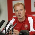 Dennis Bergkamp in een Arsenal-gerelateerde perscontext rond een mogelijke veldrol