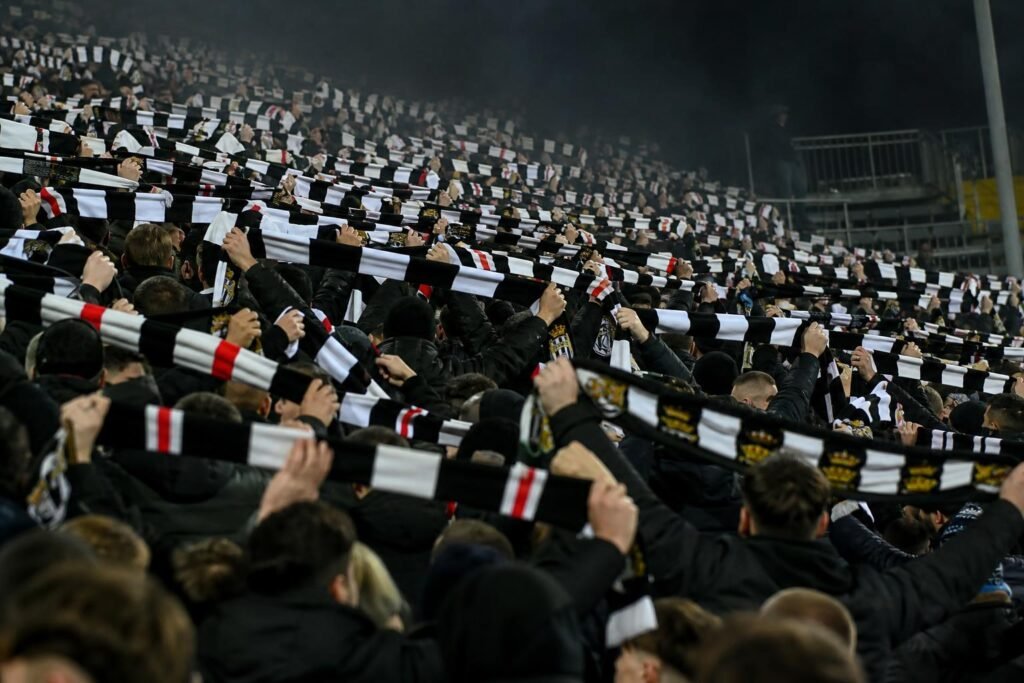 Gespannen supporterssfeer rond de Waalse derby tussen Sporting Charleroi en Standard