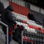 Ontgoochelde supporters in een voetbalstadion na de licentiedreun rond RWDM Brussels