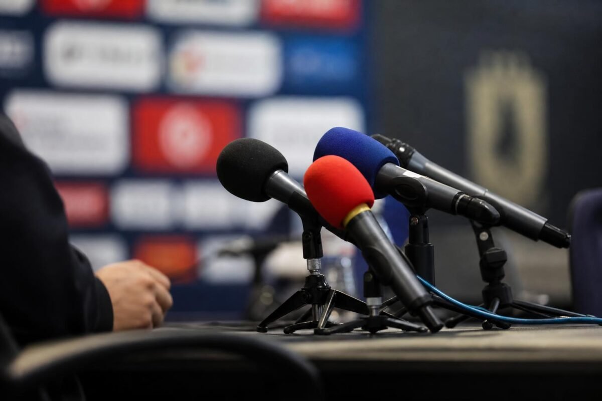 Microfoons in een voetbalpersruimte rond een beslissing over de Challenger Pro League.