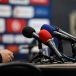 Microfoons in een voetbalpersruimte rond een beslissing over de Challenger Pro League.