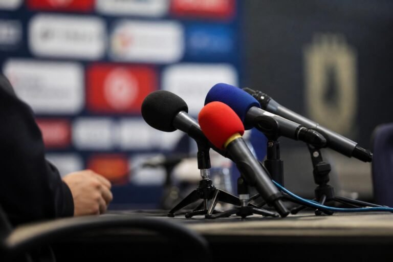 Microfoons in een voetbalpersruimte rond een beslissing over de Challenger Pro League.