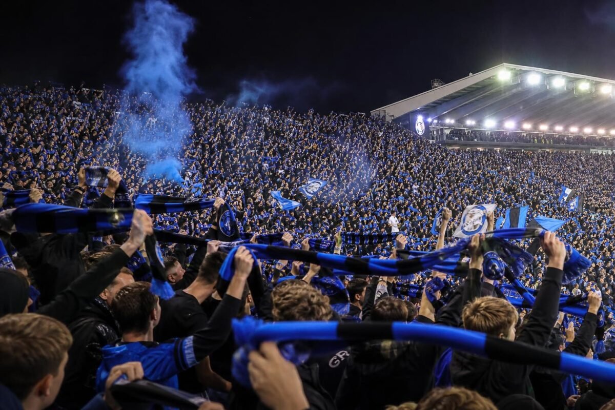 Supporters van Club Brugge vieren de titel in een blauw-zwarte stadionsfeer