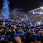 Supporters van Club Brugge vieren de titel in een blauw-zwarte stadionsfeer