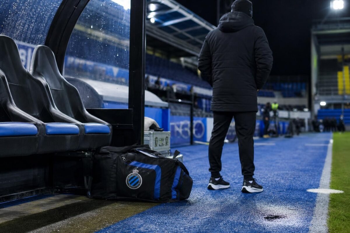 Stadionomgeving met blauwe en zwarte clubkleuren rond Club NXT na het 1B-verdict