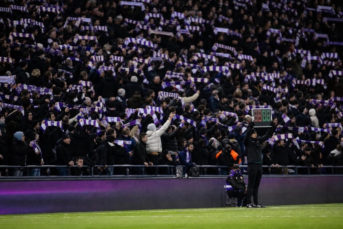 Anderlecht-supporters in het Lotto Park tijdens een gespannen avond rond Keisuke Goto