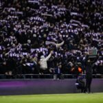 Anderlecht-supporters in het Lotto Park tijdens een gespannen avond rond Keisuke Goto