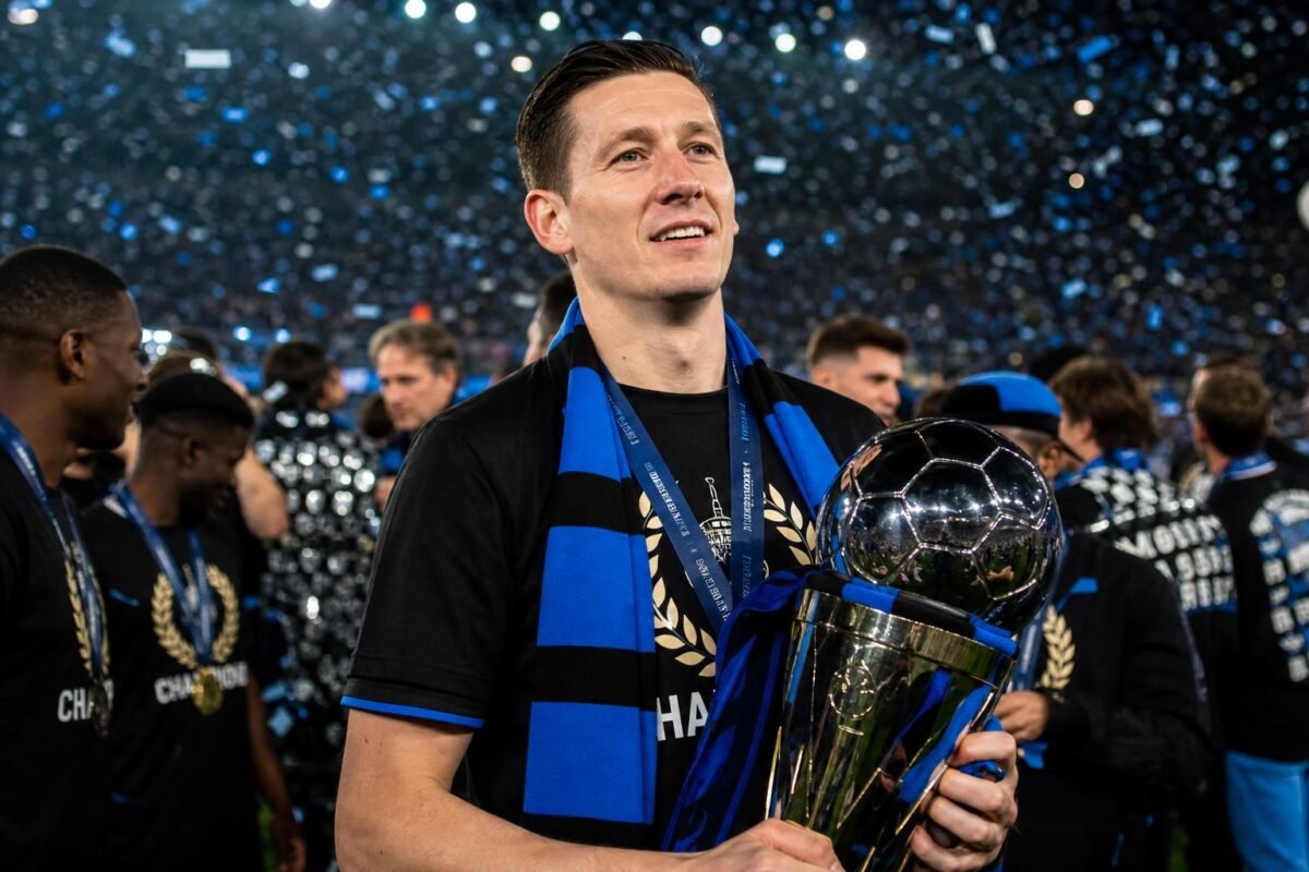 Hans Vanaken viert een titel met Club Brugge in een emotionele sfeer.