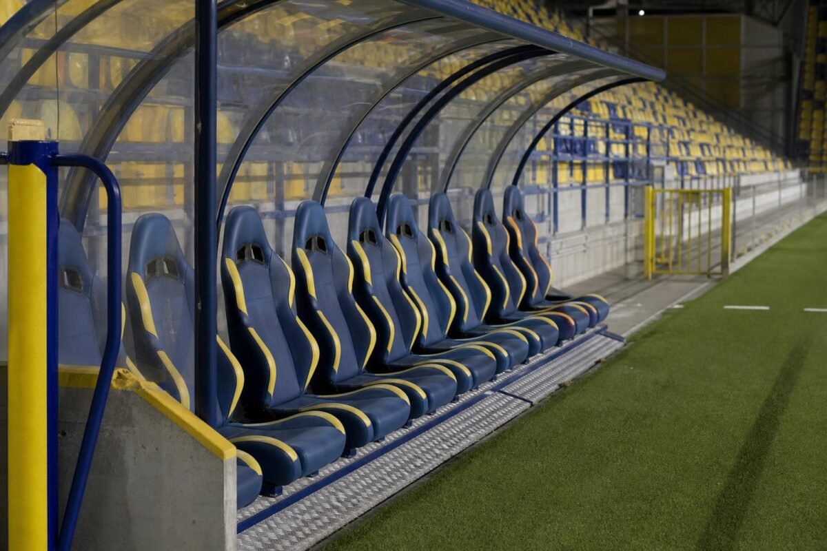 Trainersbank van STVV op Stayen in gespannen sfeer