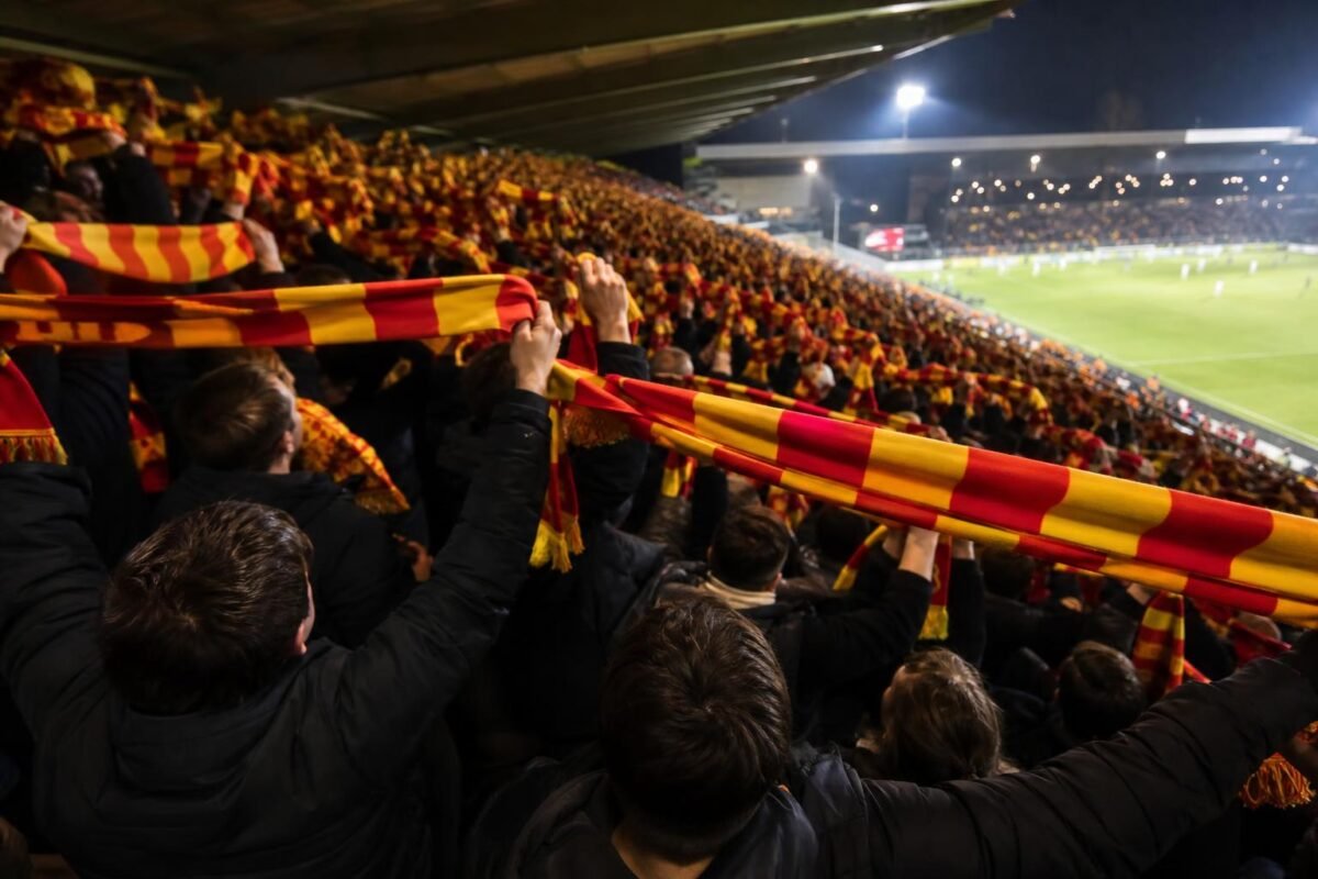 Supporters van KV Mechelen vieren een late gelijkmaker Achter de Kazerne