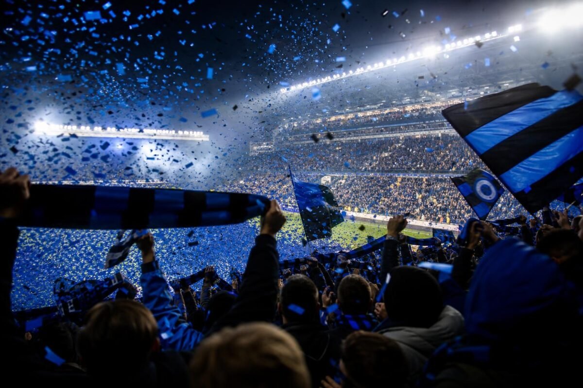 Club Brugge-supporters vieren onder stadionlichten met blauw-zwarte sjaals