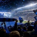 Club Brugge-supporters vieren onder stadionlichten met blauw-zwarte sjaals