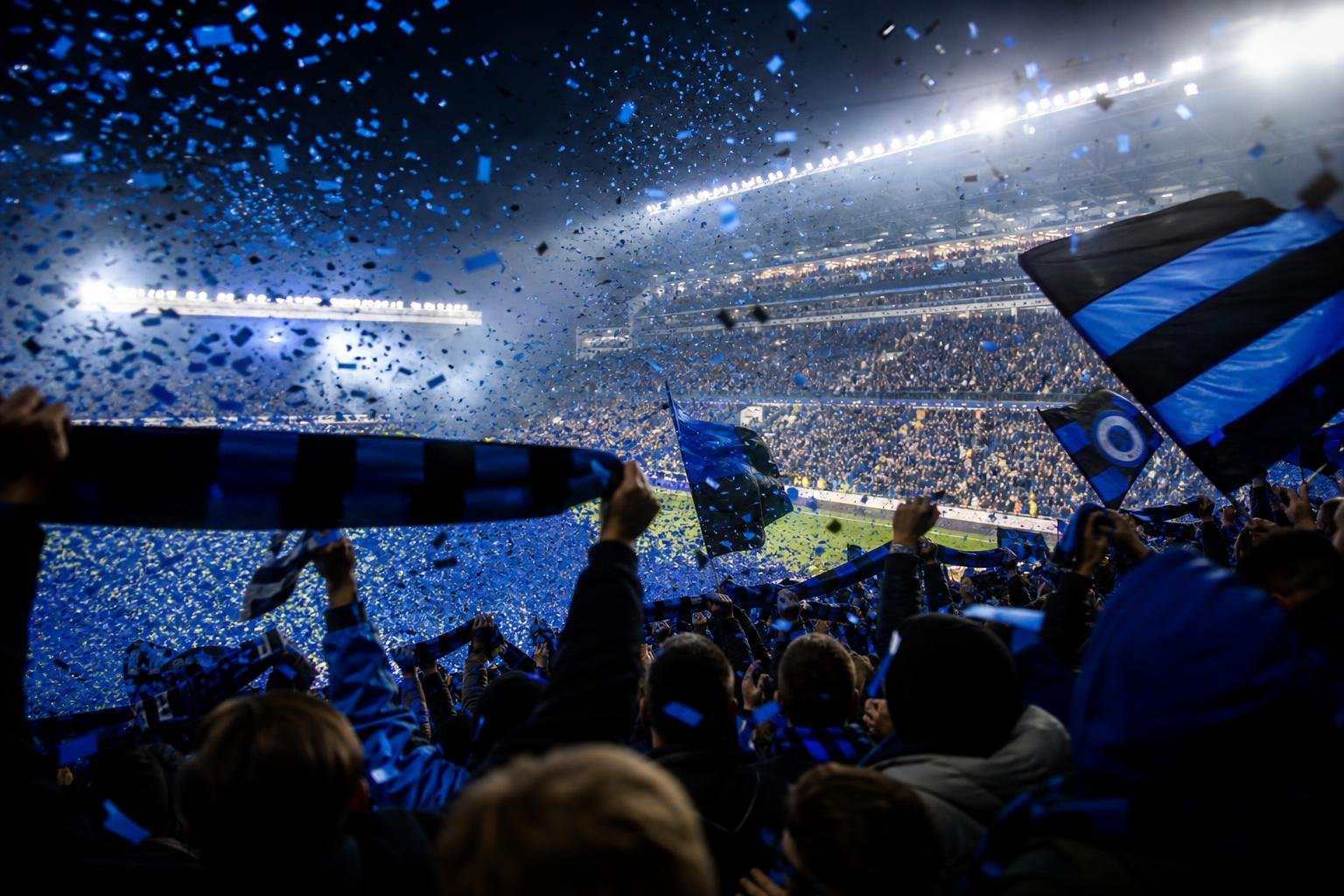 Club Brugge-supporters vieren onder stadionlichten met blauw-zwarte sjaals