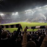 Gespannen sfeer in een Belgisch stadion tijdens het slotweekend van de Jupiler Pro League