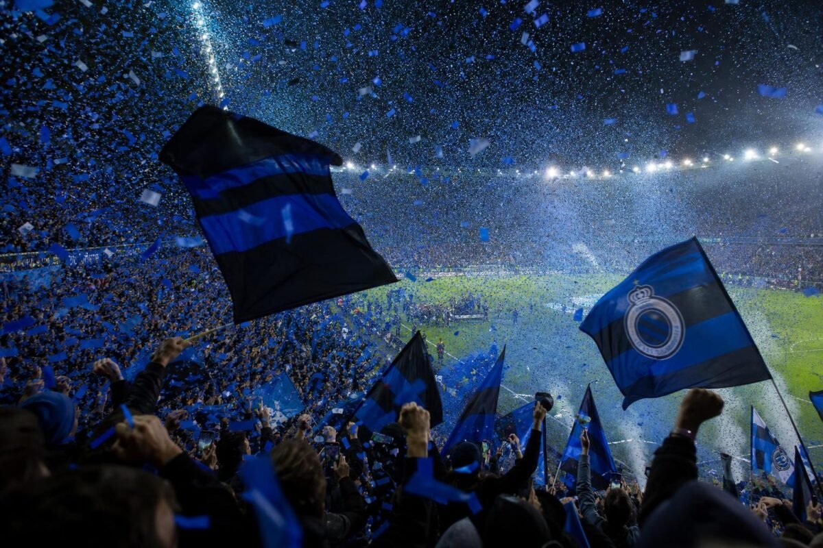 Supporters van Club Brugge vieren een titel in een vol stadion zonder herkenbare gezichten