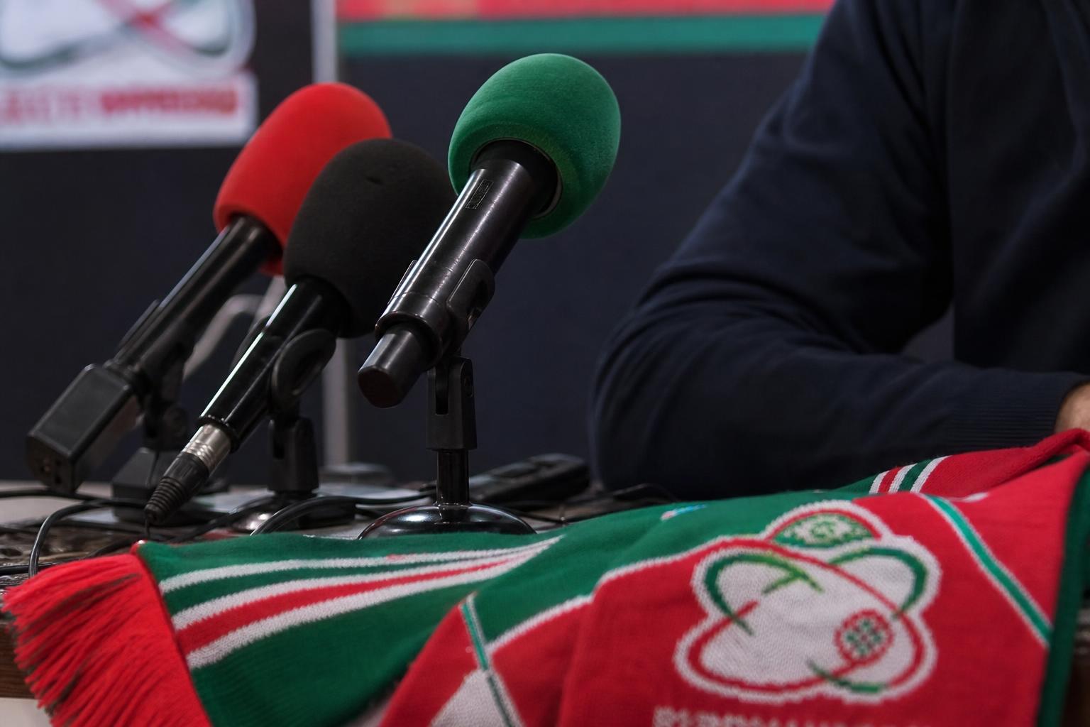 Gespannen perscontext rond Zulte Waregem met microfoons en clubkleuren
