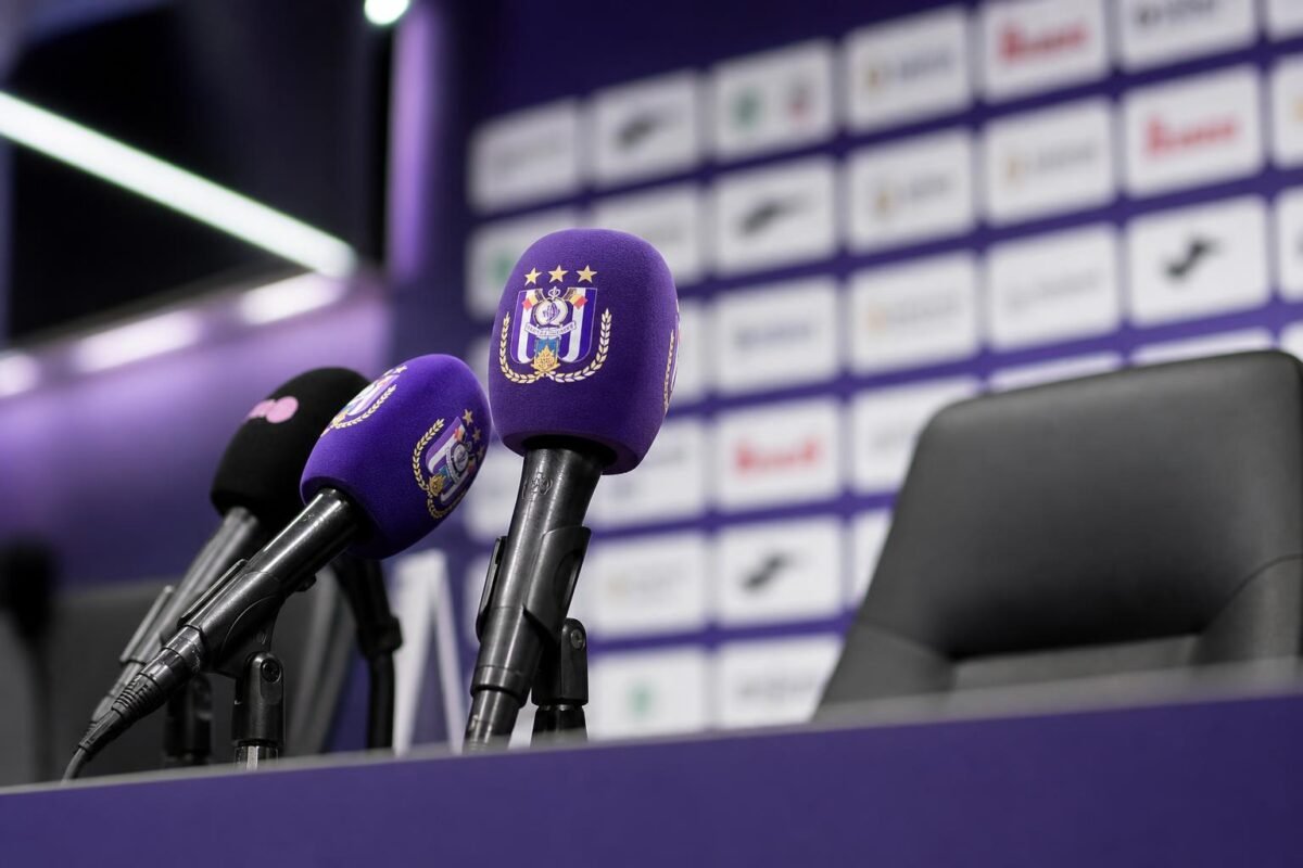 Persmicrofoons in een gespannen paars-witte Anderlecht-context