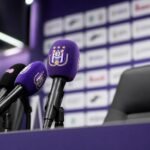 Persmicrofoons in een gespannen paars-witte Anderlecht-context