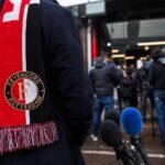 Een realistische perssetting rond een mogelijke aanstelling bij Feyenoord, zonder herkenbare gezichten.