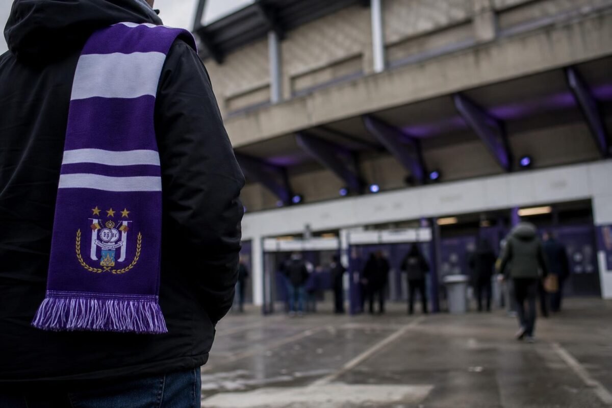 Transfercontext rond RSC Anderlecht met paarse clubdetails zonder herkenbare gezichten.