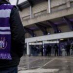 Transfercontext rond RSC Anderlecht met paarse clubdetails zonder herkenbare gezichten.