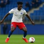 Albert Sambi Lokonga in actie voor Hamburger SV tijdens een Bundesliga-wedstrijd.