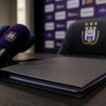 Press microphones in een gespannen voetbalcontext rond RSC Anderlecht zonder herkenbare gezichten