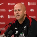 Arne Slot in een Liverpool-perscontext met focus op de technische staf