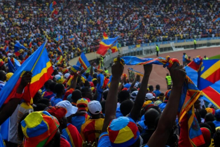 Congolese voetbalsupporters in gespannen WK-sfeer zonder herkenbare gezichten
