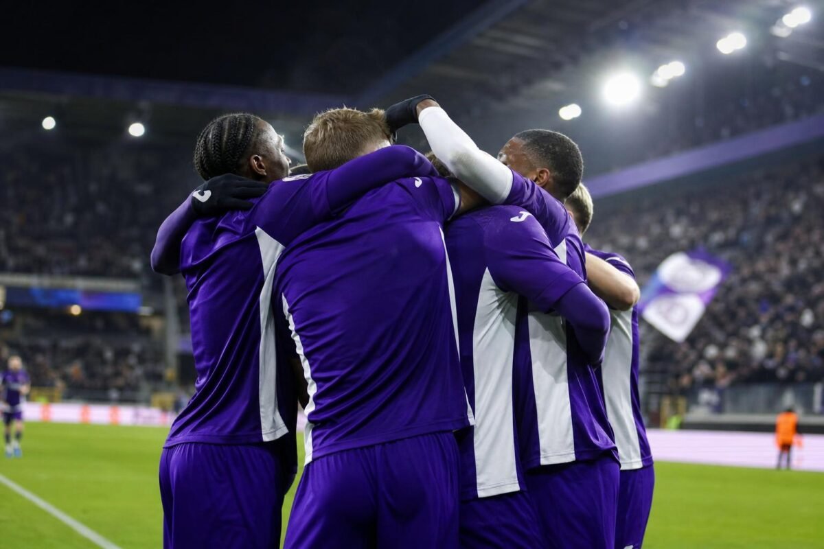 Anderlecht viert een doelpunt in een gespannen wedstrijdsfeer