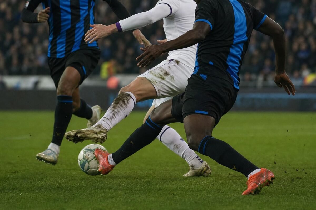 Verdedigende wedstrijdactie van Club Brugge in een geladen stadioncontext