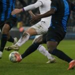 Verdedigende wedstrijdactie van Club Brugge in een geladen stadioncontext