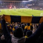 Supporters van Union SG tijdens een emotioneel afscheidsmoment in derbycontext