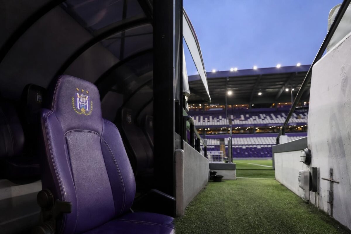 Transfercontext rond Anderlecht in het Lotto Park tijdens een drukke zomermercato.