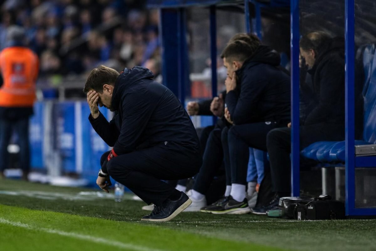 Gespannen dugoutmoment bij KRC Genk tijdens een cruciale fase van het seizoen