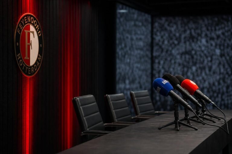 Persopstelling in De Kuip rond de nieuwe leiding van Feyenoord zonder herkenbare gezichten