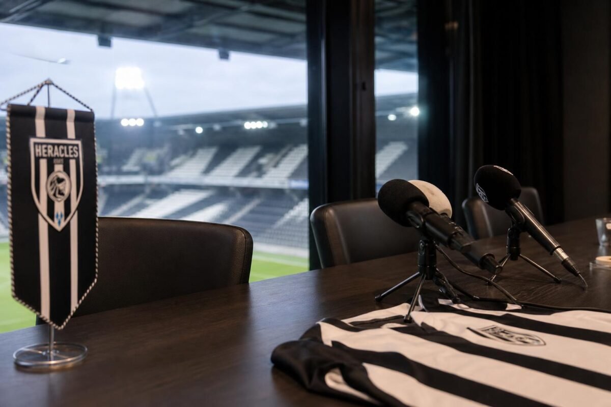 Sfeerbeeld rond Heracles Almelo en een nieuwe datasamenwerking in het voetbal.