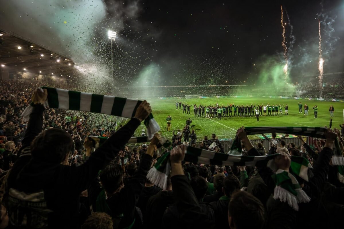Lommel SK viert de terugkeer naar de Jupiler Pro League na de wedstrijd tegen Dender