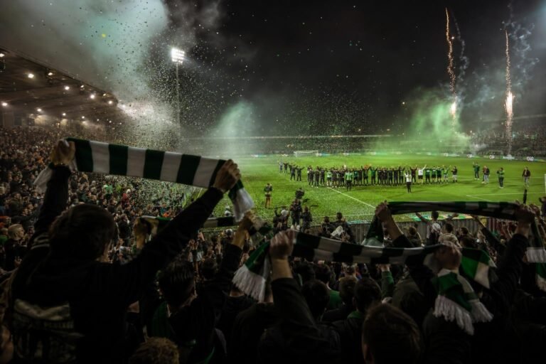 Lommel SK viert de terugkeer naar de Jupiler Pro League na de wedstrijd tegen Dender
