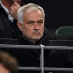 José Mourinho volgt een bekerfinale vanuit de VIP-tribune in Berlijn