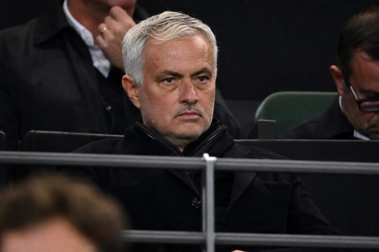 José Mourinho volgt een bekerfinale vanuit de VIP-tribune in Berlijn