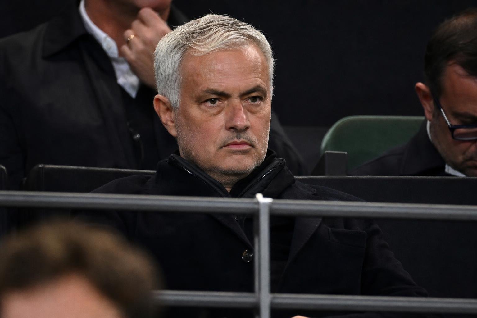 José Mourinho volgt een bekerfinale vanuit de VIP-tribune in Berlijn