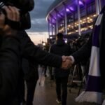 Transfergerichte sfeer rond Lotto Park bij Anderlecht tijdens een drukke zomermercato