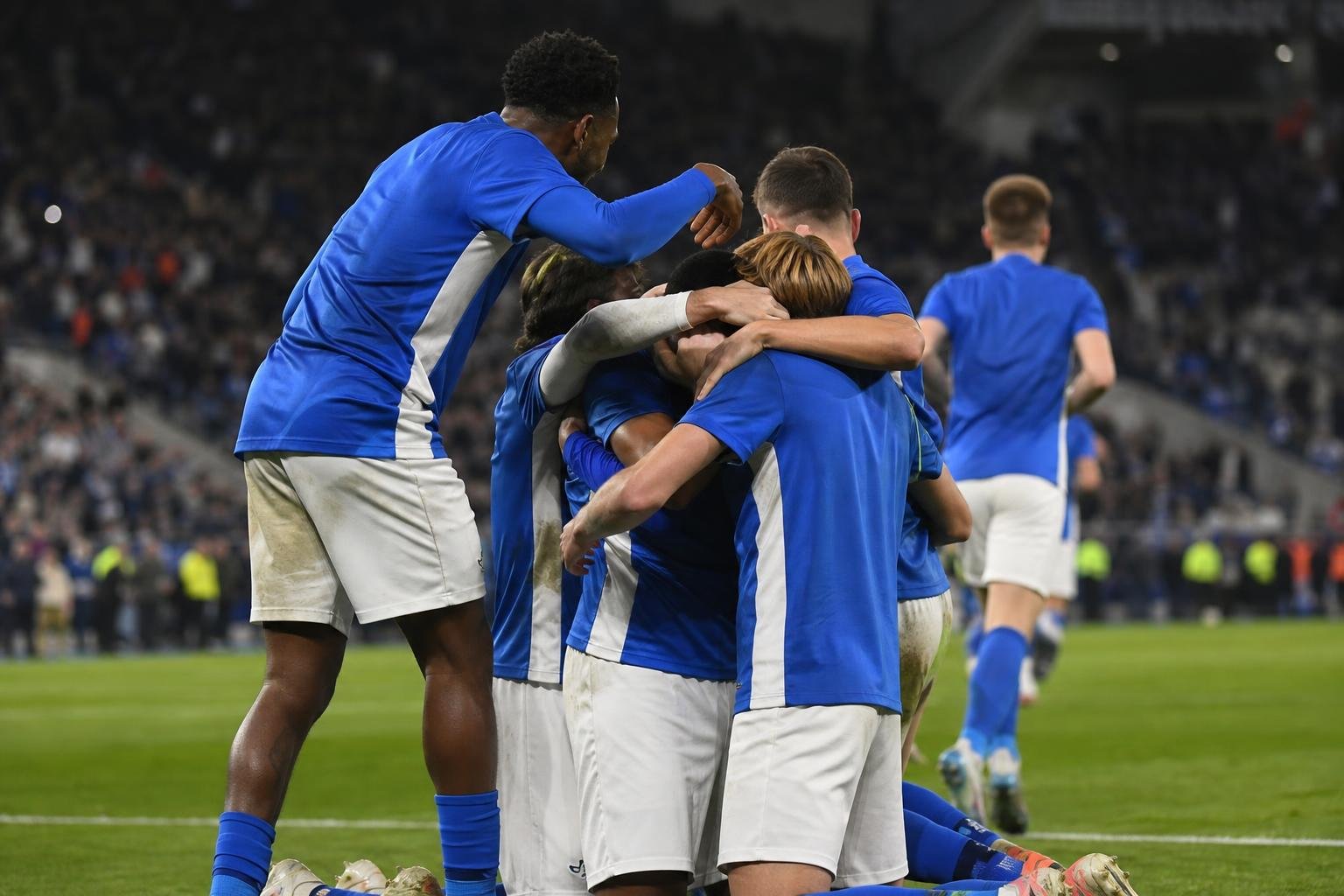 Spelers van KRC Genk vieren na de zege in de Europe Play-Off