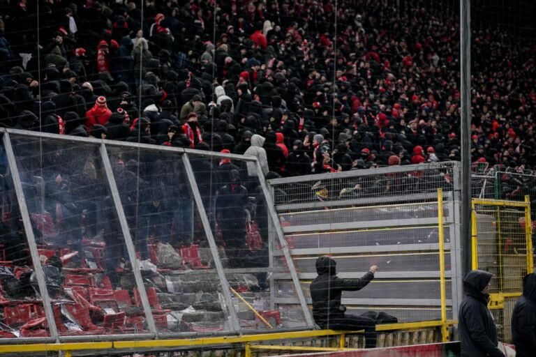 Supportersincident na Waalse derby tussen Standard Luik en Sporting Charleroi