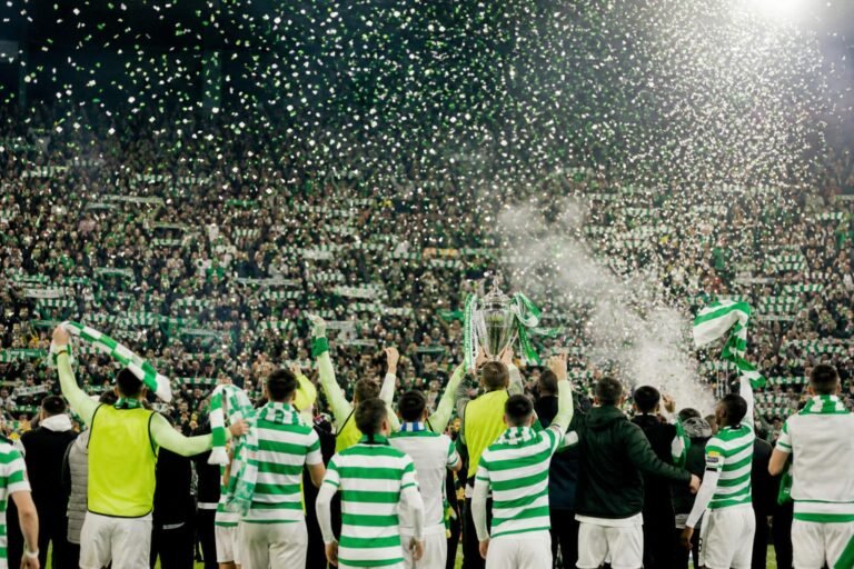 Celtic viert de Schotse bekerwinst na een 3-1-zege tegen Dunfermline