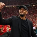 Vincent Kompany viert met Bayern München na bekerwinst.